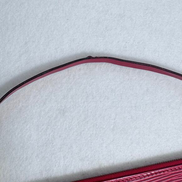 Louis Vuitton Epi Pochette Accessoires 24
Red wristlet gold hardware. - Picture 10 of 15